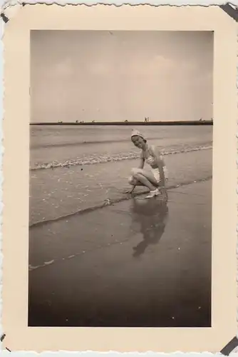 (F29876) Orig. Foto Borkum, Frau am Strand 1939