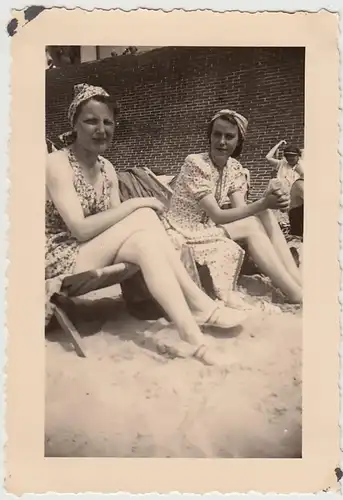 (F29873) Orig. Foto Frauen am gemauerten Ufer auf Borkum Juli 1939