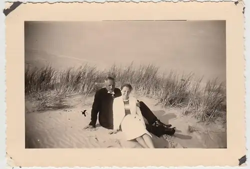 (F29866) Orig. Foto Paar auf Düne am Strand von Borkum 1939