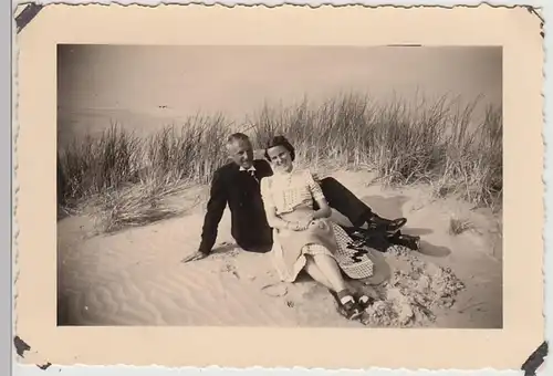 (F29865) Orig. Foto Paar auf Düne am Strand von Borkum 1939