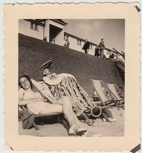 (F29860) Orig. Foto Badegäste am gemauerten Ufer auf Borkum Juli 1939