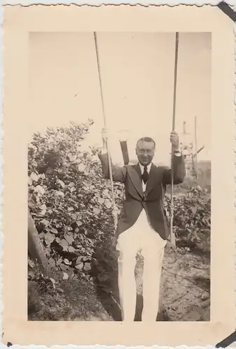 (F29856) Orig. Foto Mann auf Schaukel, Kinderspielplatz auf Borkum 1939