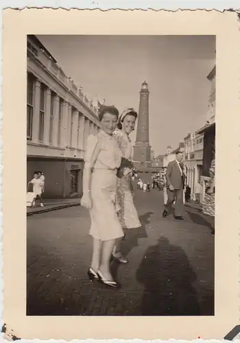 (F29855) Orig. Foto Borkum, Frauen vor Leuchtturm 1939