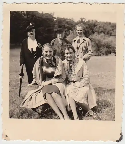 (F29842) Orig. Foto Frauen, Gruppenbild am Fuße der Externsteine, 1939