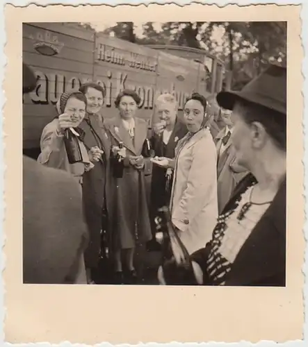 (F29833) Orig. Foto Betriebsausfahrt der Kronen Brauerei, Personen vor Lkw 1939