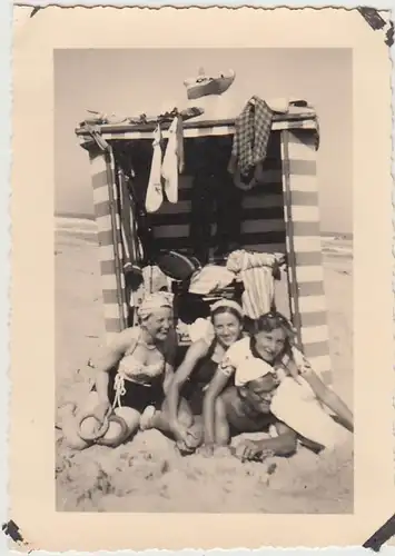 (F29823) Orig. Foto Personen am Strand von Norderney, Sept. 1938