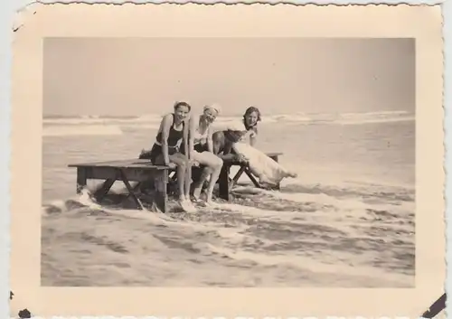 (F29822) Orig. Foto Personen im Wasser, Norderney 1938