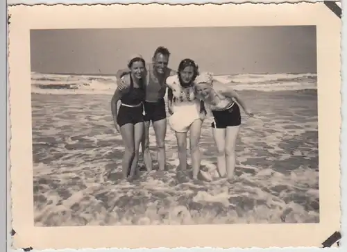 (F29820) Orig. Foto Personen im Wasser, Norderney 1938