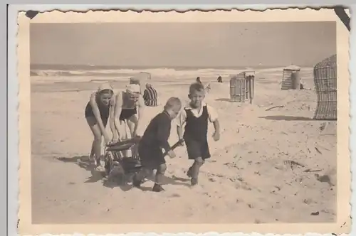 (F29818) Orig. Foto Kinder u. Frauen mit Handwagen am Strand von Norderney 1938