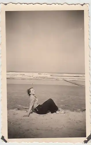 (F29810) Orig. Foto junge Frau am Strand von Norderney, Sept. 1938