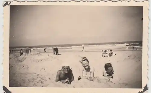 (F29808) Orig. Foto Personen am Strand von Norderney, Sept. 1938