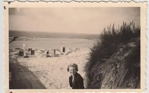 (F29807) Orig. Foto junge Frau am Strand von Norderney, Sept. 1938