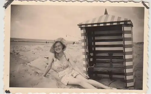 (F29806) Orig. Foto junge Frau am Strand von Norderney, Sept. 1938