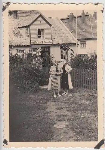 (F29802) Orig. Foto Helgoland 1938, Frauen vor Haus >Hoffmann von Fallersleben