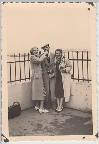 (F29799) Orig. Foto Personen m. Schnapsflaschen u. Fotoapparat in Helgoland 1938