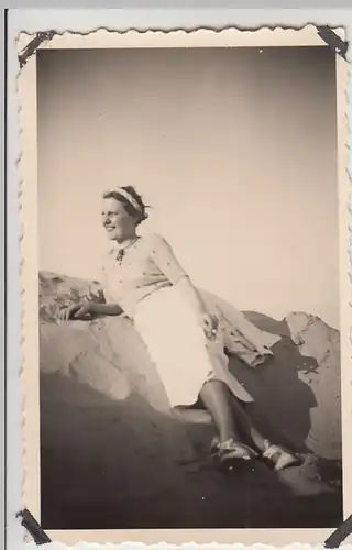 (F29796) Orig. Foto junge Frau am Strand von Norderney, Sept. 1938