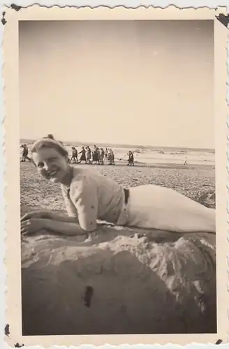 (F29795) Orig. Foto junge Frau am Strand von Norderney, Sept. 1938