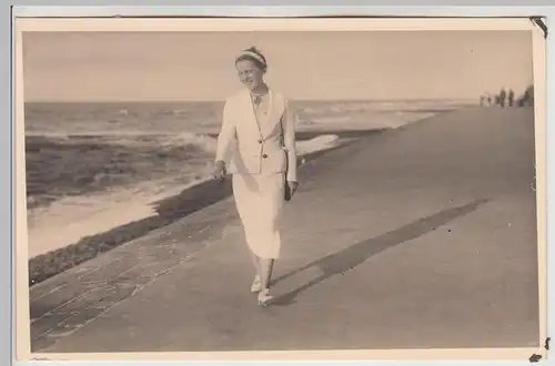 (F29793) Orig. Foto junge Frau am Strand von Norderney, Sept. 1938