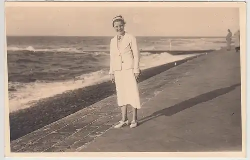 (F29792) Orig. Foto junge Frau am Strand von Norderney, Sept. 1938