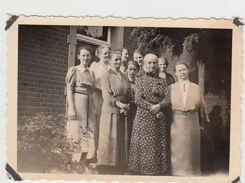 (F29790) Orig. Foto Personen, Familie vor Wohnhaus in Oelde, 13.8.1938