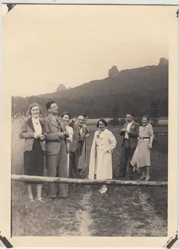 (F29786) Orig. Foto Bruchhausen, Personen vor Bruchhauser Steine 1938