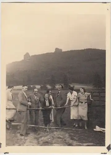 (F29784) Orig. Foto Bruchhausen, Personen vor Bruchhauser Steine 1938