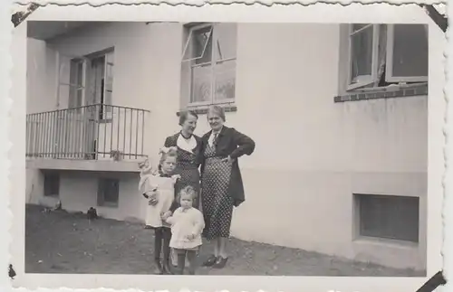 (F29783) Orig. Foto Personen, Kinder vor Wohnhaus in Delmenhorst, 1938