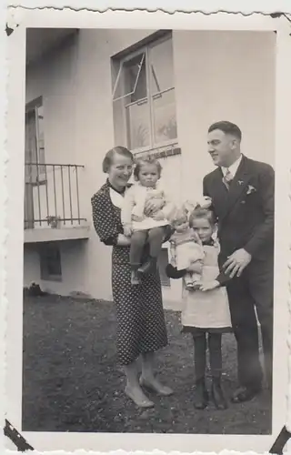 (F29782) Orig. Foto Personen, Kinder vor Wohnhaus in Delmenhorst, 1938