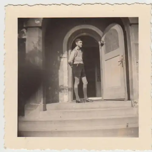 (F29765) Orig. Foto junger Mann an einer Tür