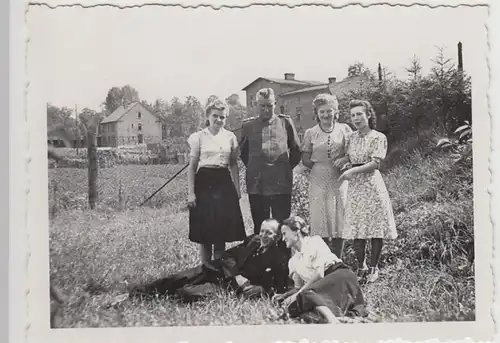 (F29764) Orig. Foto Personen im Freien 1950er