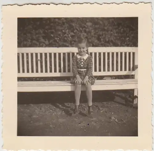 (F29763) Orig. Foto kleines Mädchen auf einer Bank