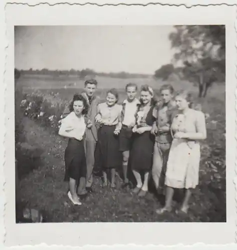 (F29761) Orig. Foto Personen im Freien 1950er