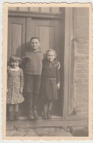 (F29759) Orig. Foto Kinder vor Hauseingang 1930/40er