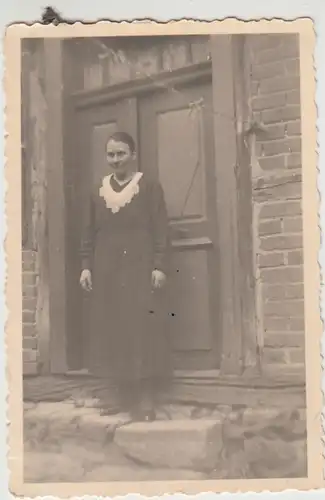 (F29757) Orig. Foto Frau vor Hauseingang 1930/40er