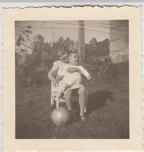 (F29756) Orig. Foto Mädchen mit Kleinkind und Ball vor Stacheldrahtzaun 1930er