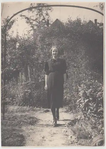 (F29755) Orig. Foto Buer, junge Frau im Garten, Springestraße 35, 1930er