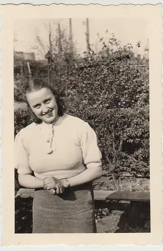 (F29746) Orig. Foto junge Frau Elisabeth aus Buer im Freien 1941