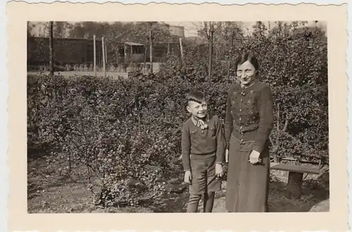 (F29742) Orig. Foto Erna Gumert mit Sohn Karl-Heinz in Buer 1941