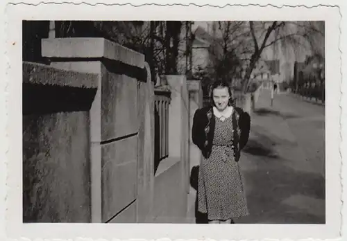 (F29740) Orig. Foto junge Frau in der Stadt, Buer o. Gelsenkirchen 1940
