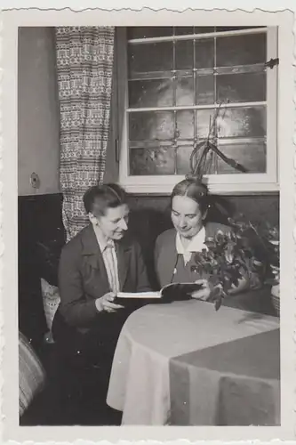 (F29738) Orig. Foto Frauen sitzen am Tisch 1940