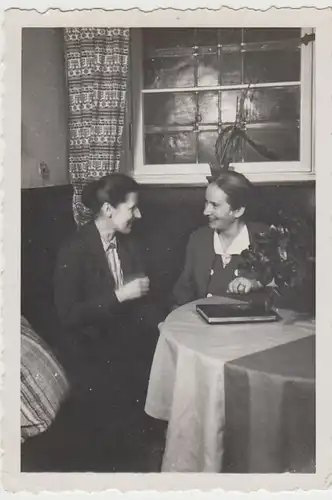(F29737) Orig. Foto Frauen sitzen am Tisch 1940