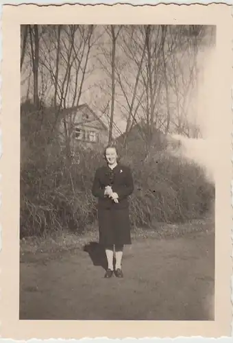 (F29736) Orig. Foto junge Frau auf Straße in Buer 1939