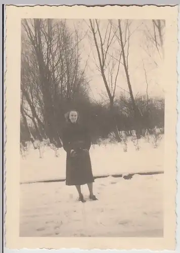 (F29735) Orig. Foto junge Frau im Freien, Winter 1939