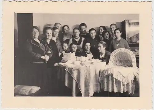 (F29734) Orig. Foto Frauen am Tisch, Puppenwagen 1939