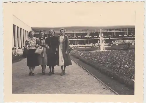 (F29732) Orig. Foto Reichsgartenschau Essen 1938, Frauen im Gelände
