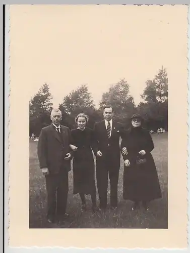 (F29729) Orig. Foto Personen auf einer Wiese 1937
