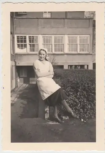 (F29726) Orig. Foto junge Frau vor Gebäude, vermutl. in Buer 1937
