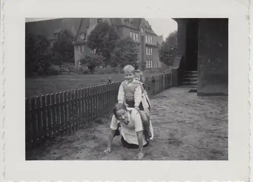 (F29725) Orig. Foto Kinder reiten auf Mädchen, vermutl. in Buer 1937