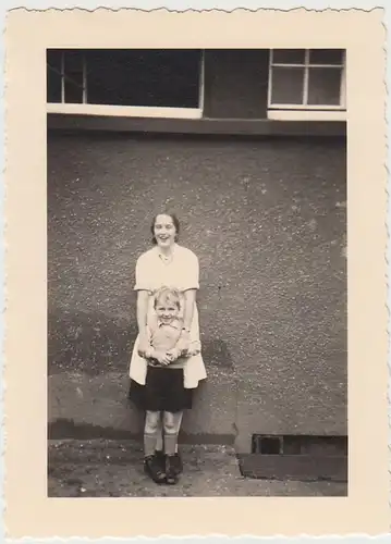 (F29724) Orig. Foto junge Frau mit Junge an der Hauswand 1937