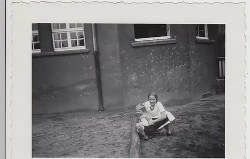 (F29723) Orig. Foto junge Frau mit Junge im Freien 1937